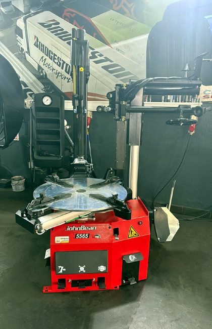 Desmontadora e montadora de pneus de gama alta com uma grande precisão e rapidez, para até jante 28”!